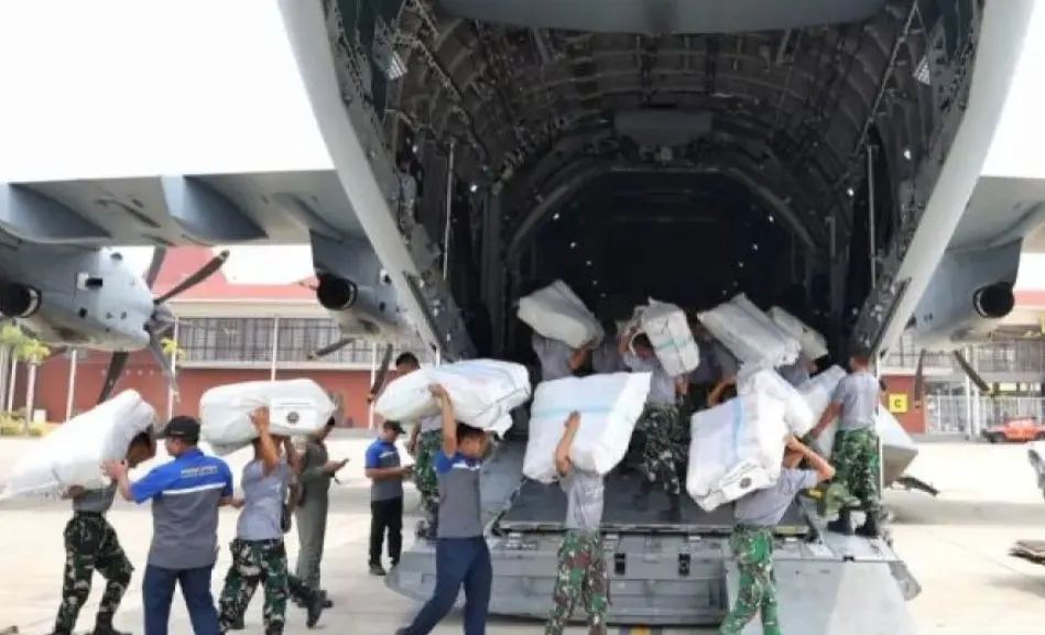 Logistik dari Kemhan dimasukkan ke dalam pesawat A400M untuk diterbangkan ke NTT dari Lanud Halim Perdanakusuma, Jakarta Timur, Senin (17/8/2026).