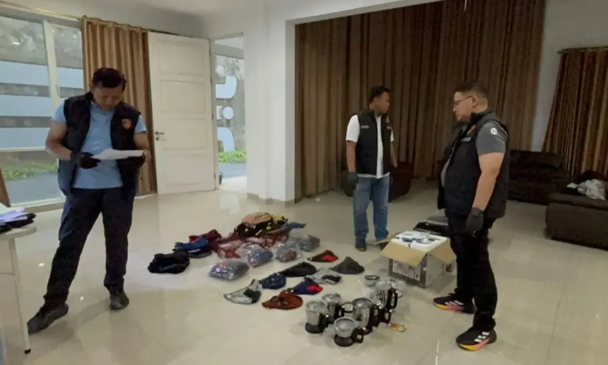 Direktorat Tindak Pidana Tertentu (Dittipidter) Bareskrim Polri menyita sejumlah barang bukti dalam penggeledahan kasus dugaan penyelundupan emas ilegal di kawasan Sunter, Jakarta Utara, Senin (17/8/2026).