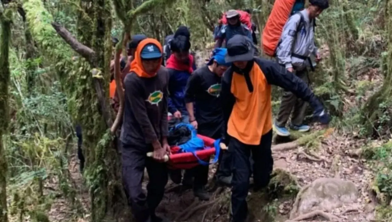 Tim SAR gabungan mengevakuasi korban pendaki yang mengalami kendala fisik (trouble) usai mengikuti upacara pengibaran bendera Merah Putih dalam momentum peringatan HUT Ke-81 RI di Gunung Bawakaraeng, Kabupaten Gowa, Sulawesi Selatan, Selasa (18/8/2026).