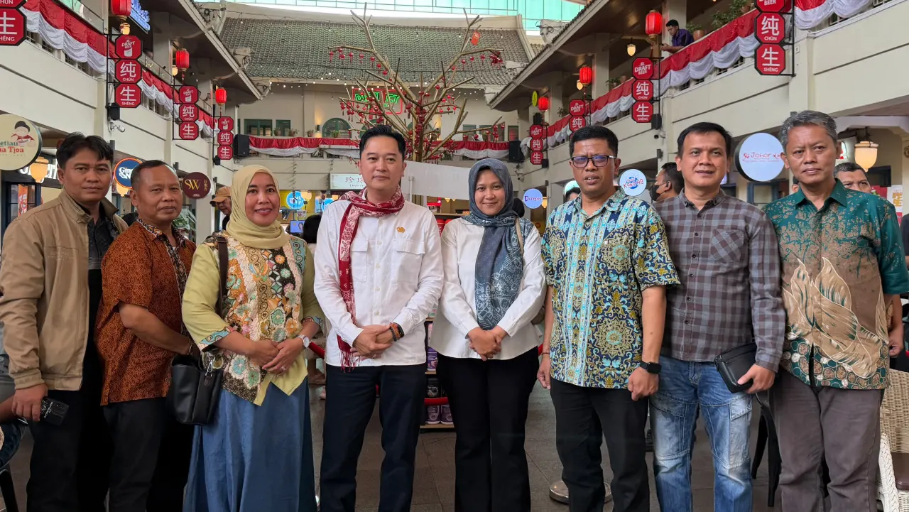 Anggota Komisi A DPRD DKI Jakarta dari Fraksi PSI Kevin Wu saat menghadirkan Posko Pelayanan Terpadu 3-in-1 di Petak Enam, Glodok, Jakarta Barat, Sabtu (22/8/2026).