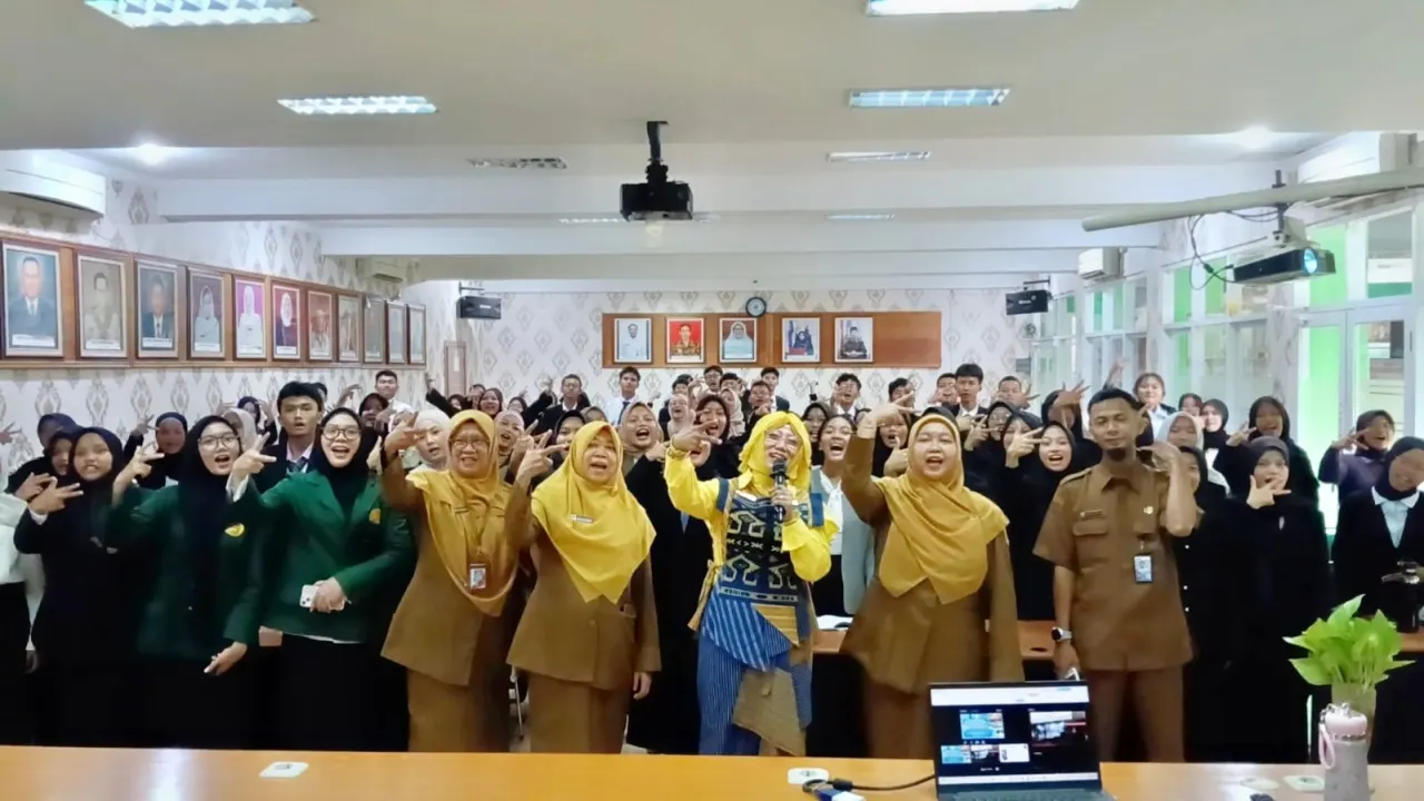 Dosen UHAMKA Nurlina Rahman Saat memberikan materi public speaking dan personal branding kepada siswa siswi SMKN 8 Jakarta, Senin (24/8/2026).
