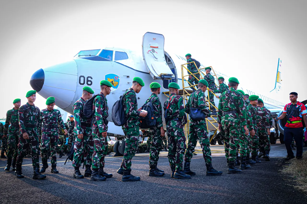 Pasukan TNI bersiap menuju pesawat angkut TNI AU dalam rangka mobilisasi personel ke wilayah Kalimantan untuk mendukung percepatan penanganan kebakaran hutan dan lahan (karhutla