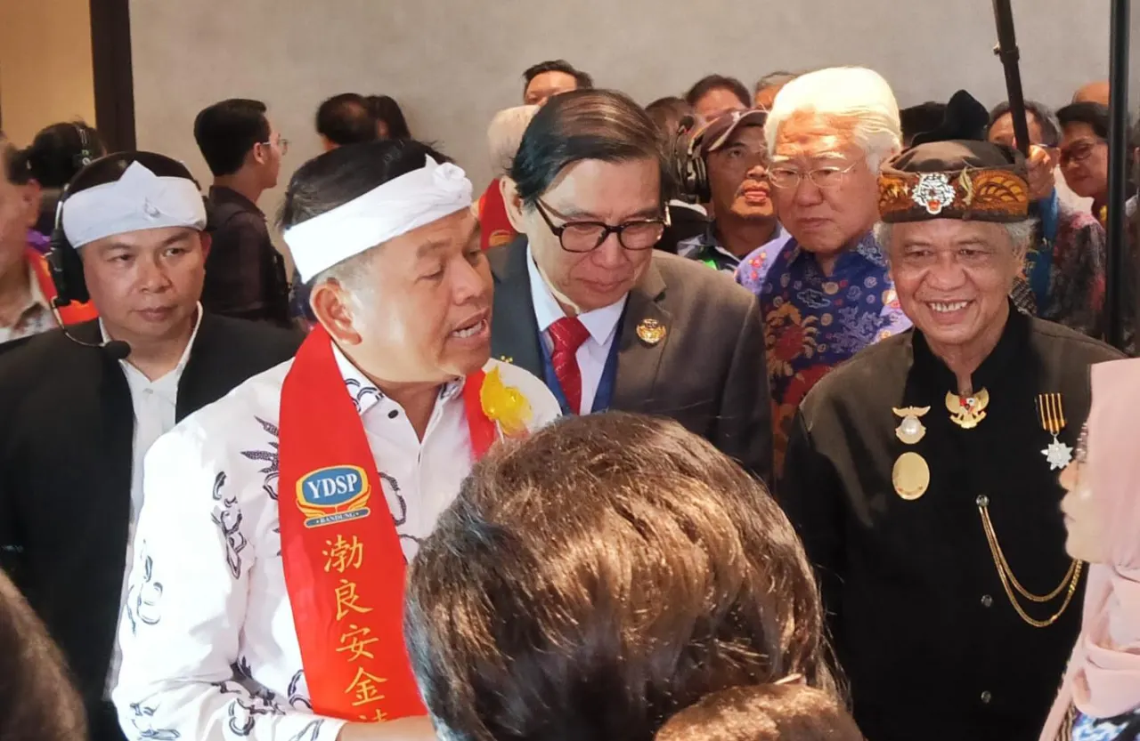Gubernur Jawa Barat Dedi Mulyadi dan Abah Anton Charlian saat meresmikan Pusat Kebudayaan Tionghoa Jawa Barat di Kota Bandung, Selasa (25/8), didampingi sejumlah tokoh masyarakat Sunda dan Tionghoa.