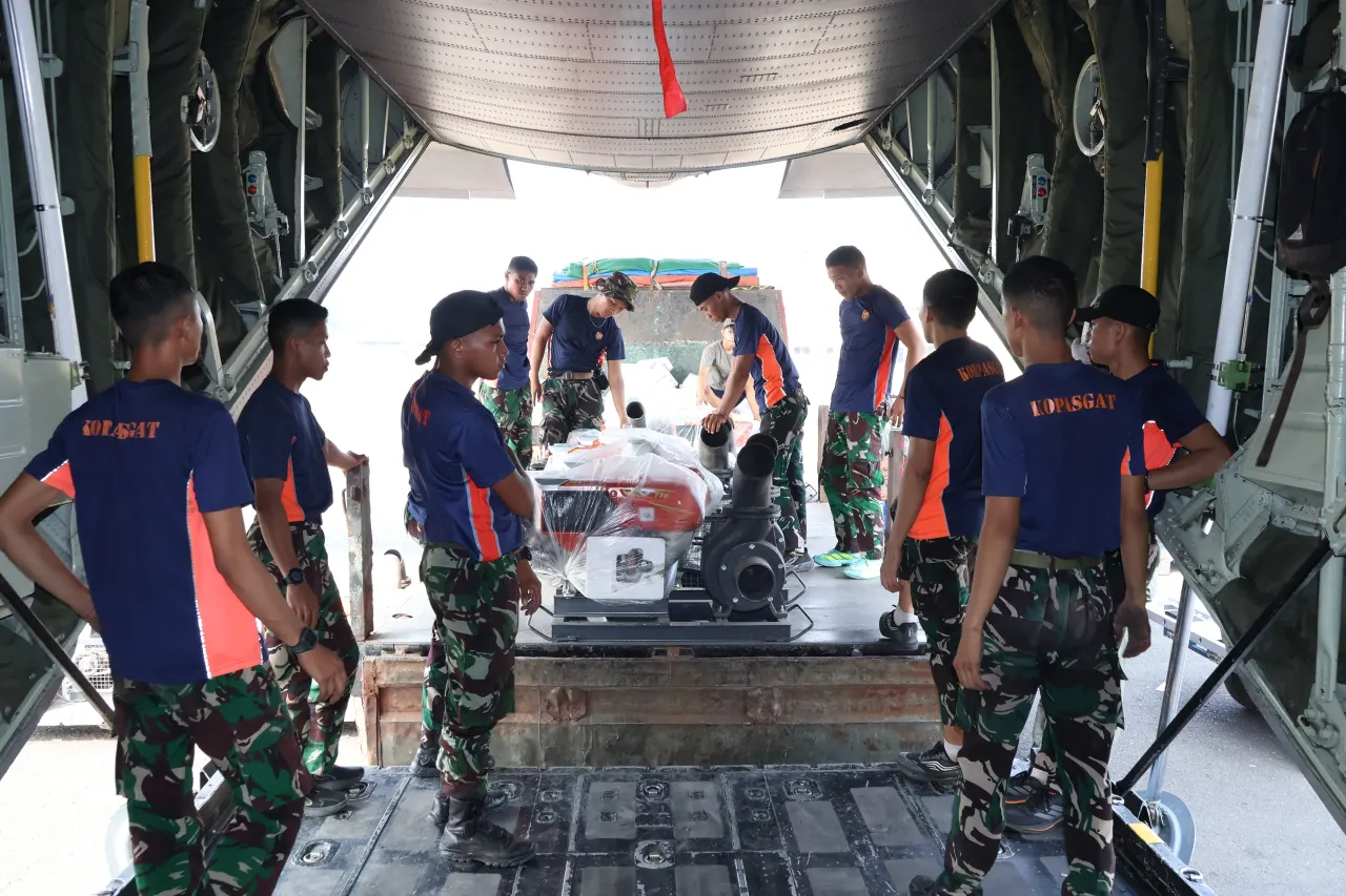 Momen istimewa saat personel TNI AU bersama tim pendukung menyiapkan peralatan pemadam kebakaran sebelum diberangkatkan ke wilayah Kalimantan. Dukungan melalui jalur udara ini menjadi bagian dari upaya mempercepat penanganan karhutla dan membantu personel di lapangan.