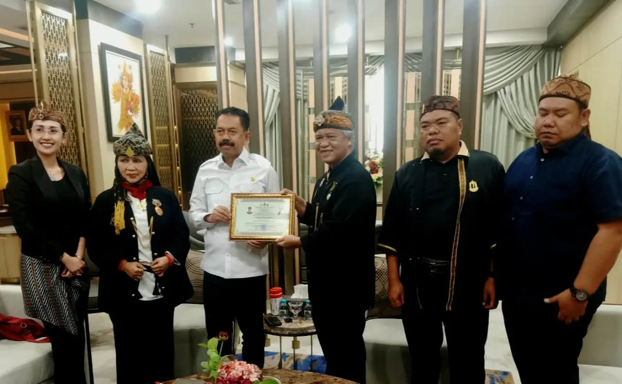 Jajaran Majelis Adat Sunda (MASDA) Jawa Barat menyerahkan Piagam Kehormatan Adilluhung Ki Sunda Utama kepada Wakil Kepala Kejaksaan Agung Prof. Dr. Asep Nana Mulyana, S.H., M.H., dalam pertemuan di Jakarta, Rabu (26/8/2026).