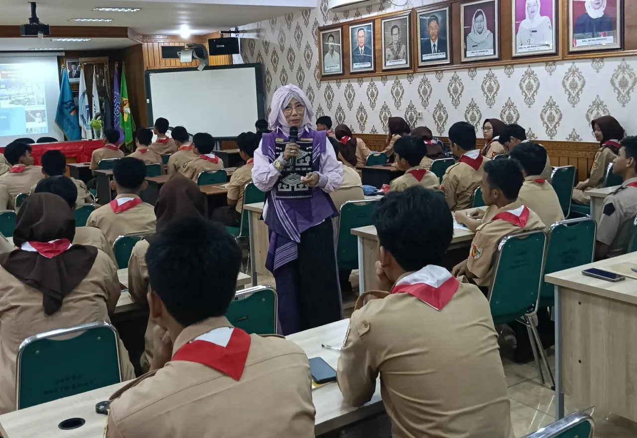 Dr. Nurlina Rahman, S.Pd., M.Si., saat memberikan materi public speaking dan personal branding kepada siswa SMK Negeri 8 Jakarta dalam workshop pengembangan kompetensi komunikasi. Foto: Dokumentasi/Dr. Nurlina Rahman