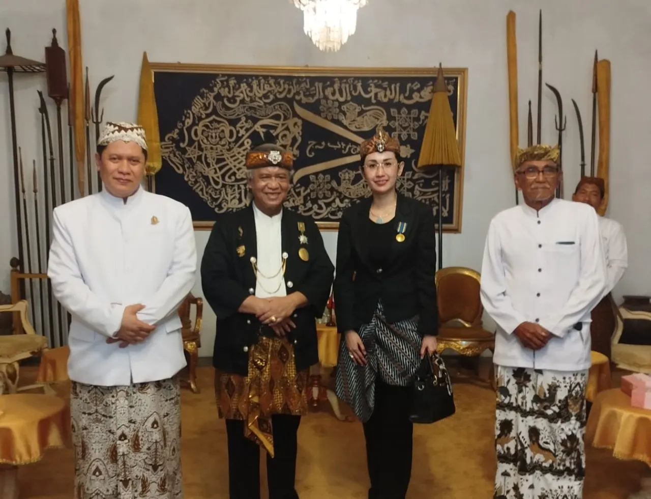 Ketua Majelis Adat Sunda (MAS) Jawa Barat, Abah Anton Charliyan, bersama tokoh dan undangan dalam rangkaian tradisi Pajang Jimat di Keraton Kasepuhan Cirebon dalam memperingati Maulid Nabi Muhammad SAW 2026.