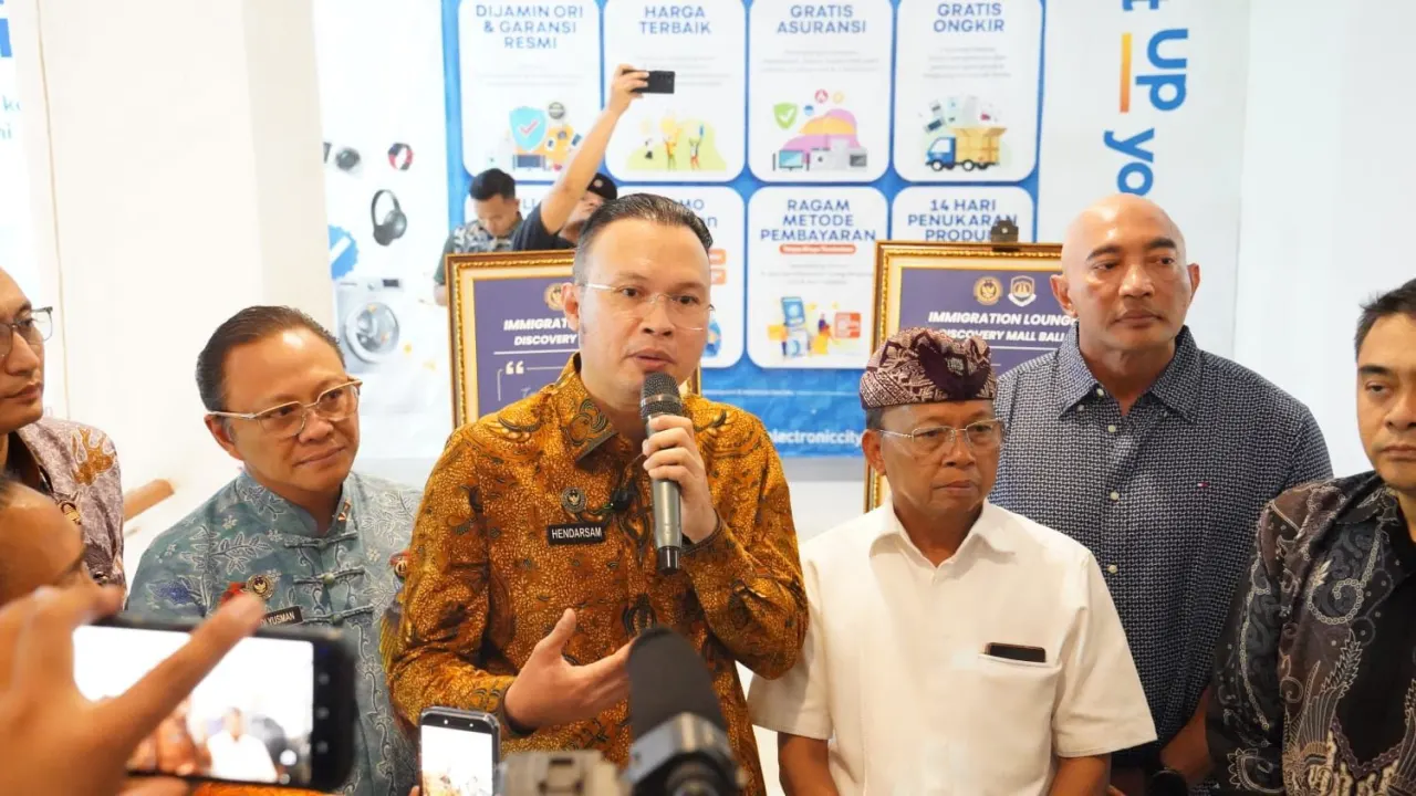 Direktur Jenderal Imigrasi Hendarsam Marantoko memberikan keterangan kepada awak media terkait kehadiran Immigration Lounge Discovery Mall Bali sebagai inovasi untuk menghadirkan layanan keimigrasian yang lebih mudah diakses masyarakat. (Foto: Istimewa)