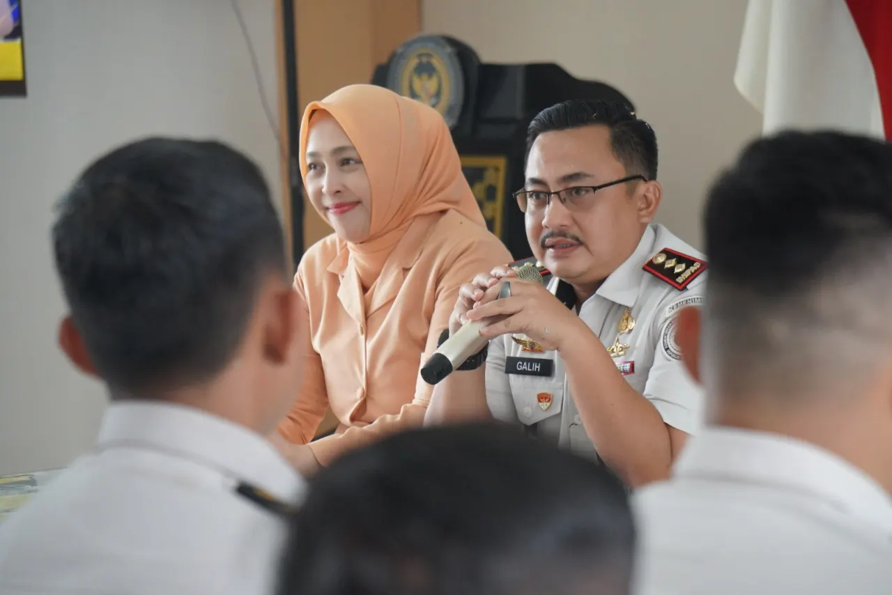 Kepala Rutan Kelas I Depok Ario Galih Maduseno saat memberikan perkenalan dan pengarahan kepada jajaran pegawai dalam mengawali tugas kepemimpinannya, Kamis (27/8/2026).