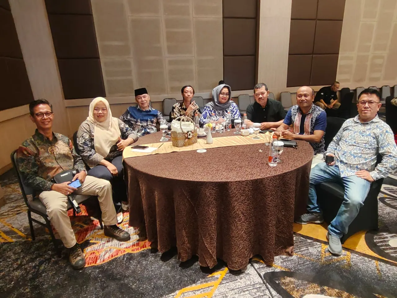 Ketua DPC Peradi SAI Jakarta Utara Sri Astuti bersama jajaran pengurus berfoto bersama dalam perayaan HUT ke-11 Media Sudut Pandang di Hotel Luminor, Jakarta Pusat, Kamis (3/9/2026). Kehadiran tersebut menjadi momentum mempererat silaturahmi dan sinergi antara Peradi SAI Jakarta Utara dengan keluarga besar Media Sudut Pandang.