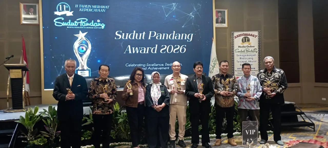 Sebanyak 11 penerima Sudut Pandang Award 2026 berfoto bersama usai menerima penghargaan dalam rangka HUT ke-11 Media Sudut Pandang di Hotel Luminor, Pecenongan, Jakarta Pusat, Kamis (3/9/2026). Ajang perdana ini menjadi bentuk apresiasi atas dedikasi dan kontribusi para tokoh serta lembaga dalam berbagai bidang.