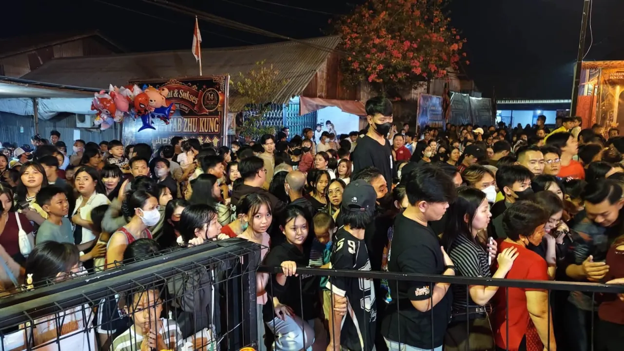 Antusiasme umat terlihat saat memadati kawasan Kelenteng Fab Zhu Kung, Singkawang, Kalimantan Barat, Kamis (3/9/2026). Kehadiran mereka menjadi bagian dari rangkaian kegiatan menyambut HUT ke-14 YM Fab Zhu Kung.