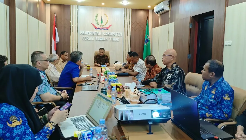 Bupati Seram Bagian Timur Fachri Husni Alkatiri memimpin rapat kerja membahas percepatan hilirisasi sagu dan rencana investasi pembangunan pabrik pengolahan sagu di SBT, Sabtu (5/9/2026).