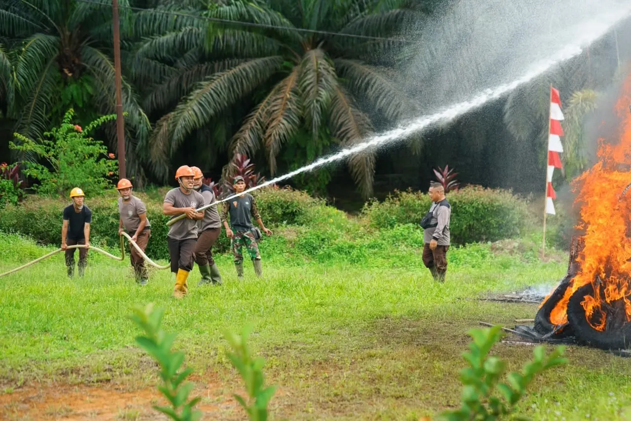 PTPN IV PalmCo memperkuat perlindungan sosial pekerja rentan di Kalimantan Barat melalui program TJSL berupa pembayaran iuran BPJS Ketenagakerjaan bagi 550 pekerja sektor informal.