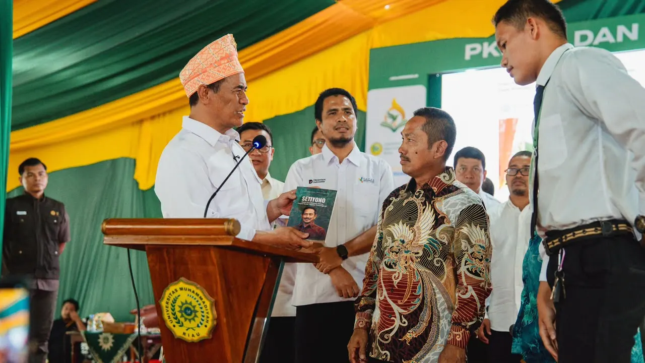 Menteri Pertanian Andi Amran Sulaiman bersama Setiyono, petani sawit binaan PTPN IV PalmCo, dalam rangkaian kuliah umum PKKMB Universitas Muhammadiyah Riau di Pekanbaru.