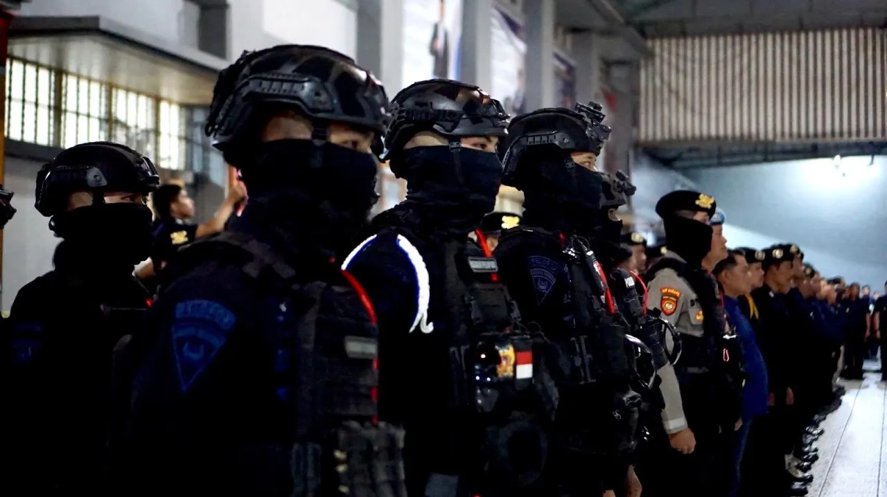 Petugas Rutan Kelas I Cipinang bersama TNI, Polri, dan BNNK Jakarta Timur melakukan penggeledahan gabungan di Blok Baharuddin Lopa untuk memperkuat deteksi dini dan pencegahan narkoba.