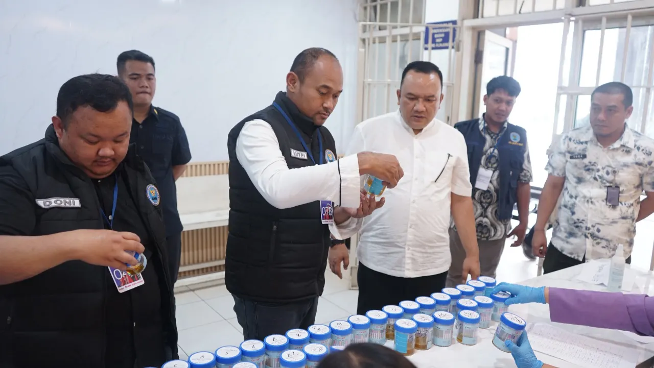 Rutan Kelas I Cipinang bersama BNNK Jakarta Timur menggelar tes urine bagi petugas dan warga binaan sebagai langkah deteksi dini serta penguatan pencegahan narkotika.