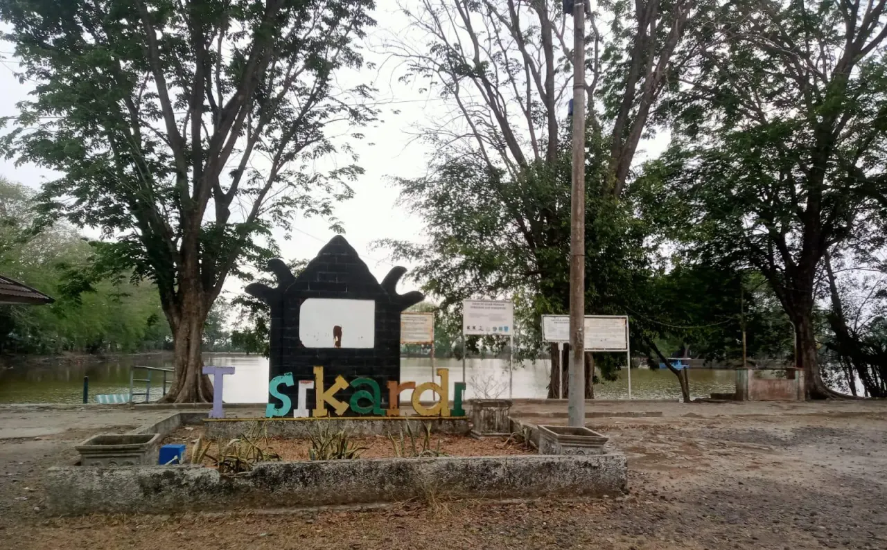 “Tasik Kardi, jejak sejarah Kesultanan Banten di Kramatwatu yang kini membutuhkan perhatian dan pembenahan agar kembali menjadi destinasi wisata yang menarik dan bernilai edukasi.”