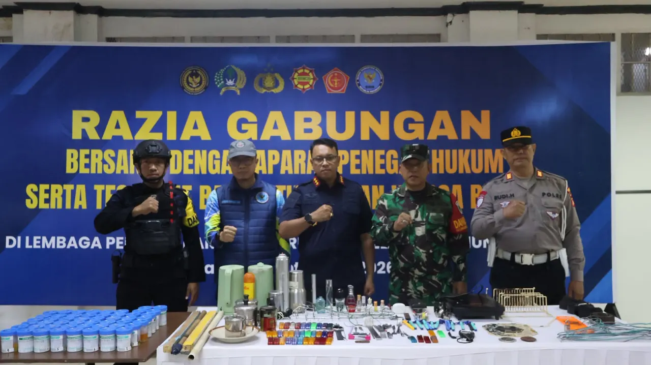 Razia gabungan Lapas Narkotika Kelas IIA Gunung Sindur bersama TNI, Polri, Brimob, dan BNNK Kabupaten Bogor menyasar empat blok hunian sebagai upaya pencegahan gangguan keamanan dan ketertiban.