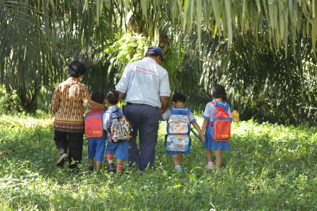 PTPN IV PalmCo memperkuat program Tanggung Jawab Sosial dan Lingkungan (TJSL), pemberdayaan masyarakat, serta sinergi pengamanan untuk menjaga aset perkebunan sekaligus mendorong manfaat ekonomi bagi masyarakat di sekitar wilayah operasional.