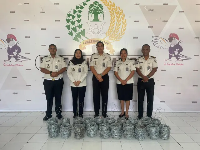“Perkuat Pengamanan, Rutan Ambon Terima Bantuan 20 Rol Kawat Duri dari Kapolda Papua Tengah"